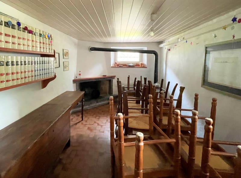 Casa bifamiliare con grande terreno edificabile in zona residenziale (15)
