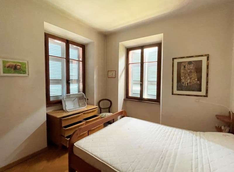Casa bifamiliare con grande terreno edificabile in zona residenziale (8)
