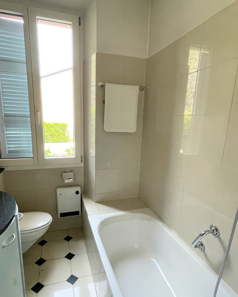 Casa bifamiliare con grande terreno edificabile in zona residenziale (11)