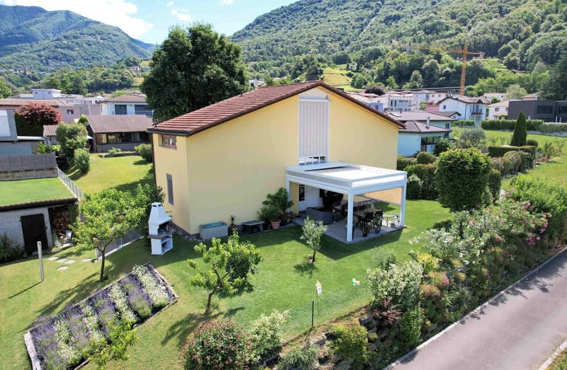 Casa con ampio giardino ben curato in zona tranquilla e soleggiata (1)