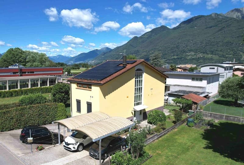 Casa con ampio giardino ben curato in zona tranquilla e soleggiata (5)