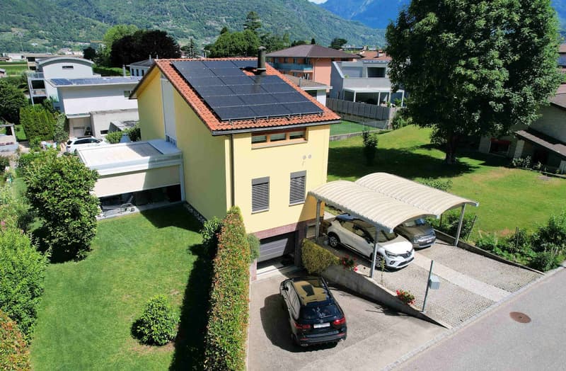 Casa con ampio giardino ben curato in zona tranquilla e soleggiata (4)