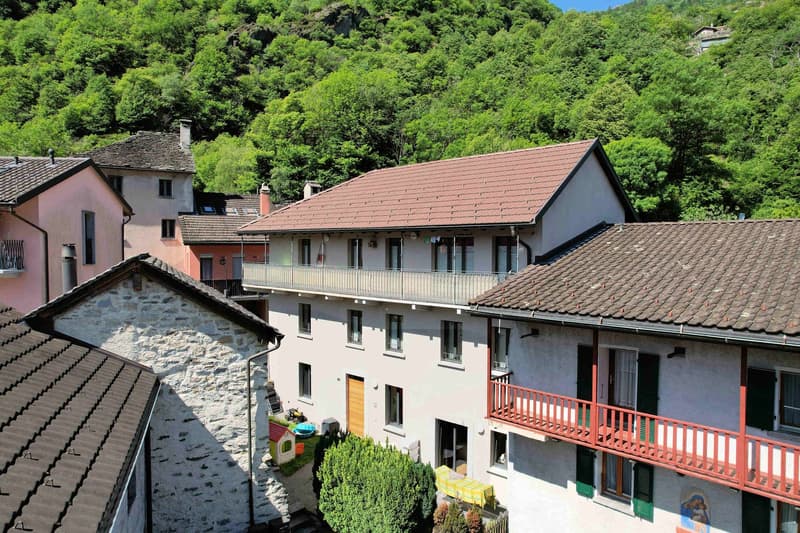 Casa molto ben ristrutturata con appartamenti di 4,5 locali duplex + 2,5 locali al PT (1)