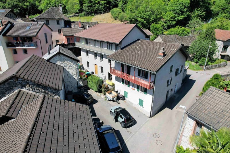 Casa molto ben ristrutturata con appartamenti di 4,5 locali duplex + 2,5 locali al PT (4)