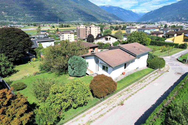 Spaziosa abitazione con grande terreno in zona residenziale (3)