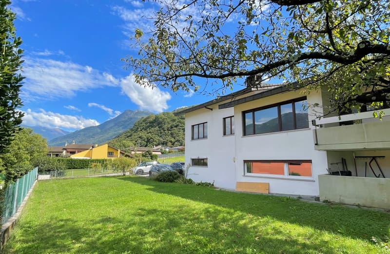Spaziosa abitazione con grande terreno in zona residenziale (4)