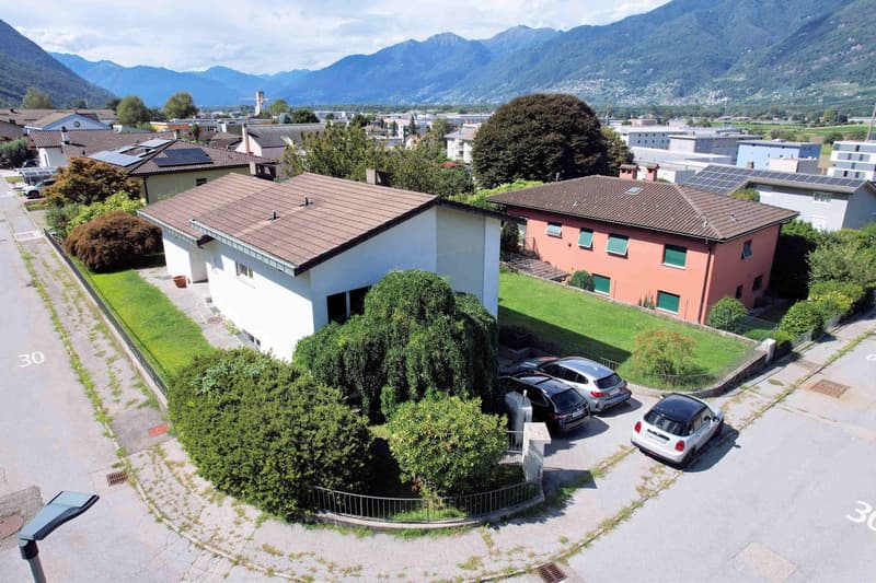 Spaziosa abitazione con grande terreno in zona residenziale (2)