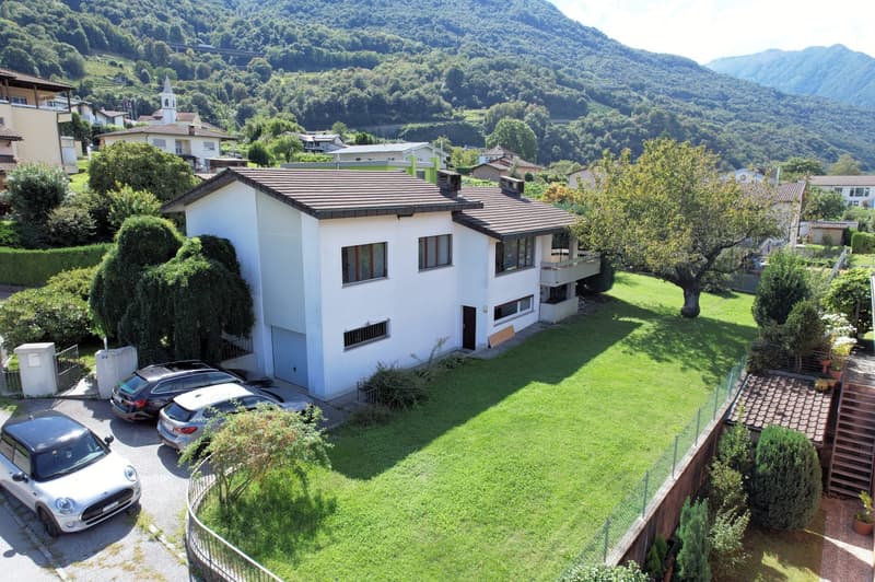 Spaziosa abitazione con grande terreno in zona residenziale (1)