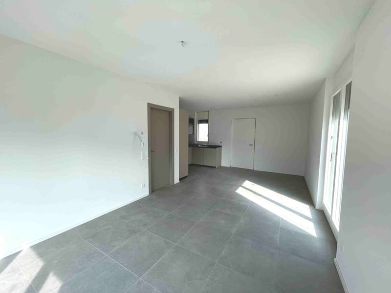 Nuovo appartamento con grande terrazza in zona comoda e strategica (5)