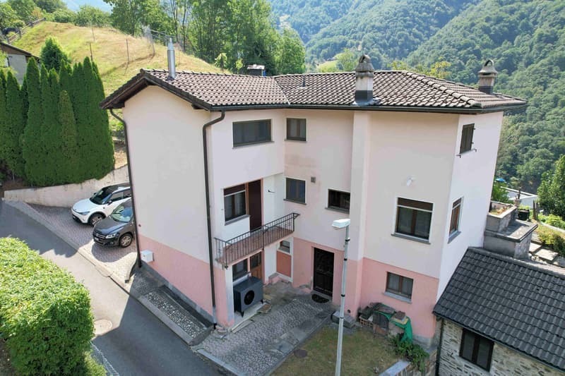 Spaziosa casa in collina con vista panoramica grande terreno e rustico in pietra (3)