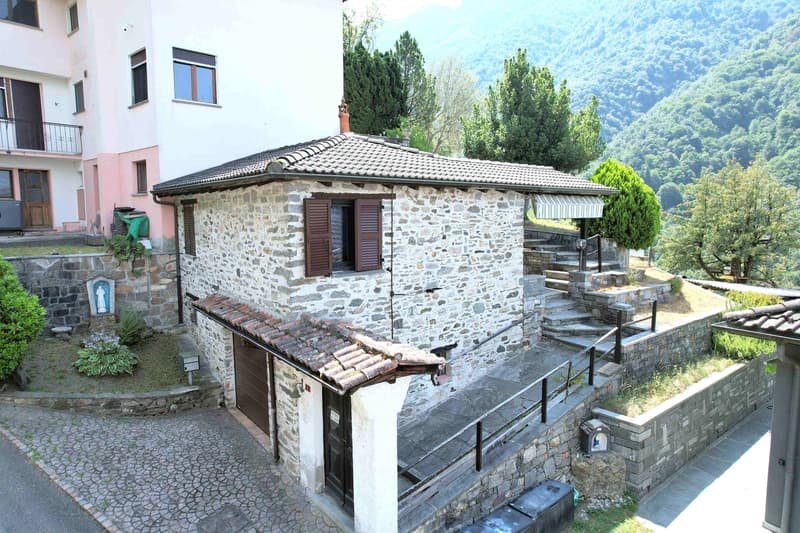 Spaziosa casa in collina con vista panoramica grande terreno e rustico in pietra (5)