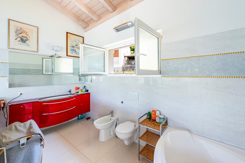 Casa moderna con bellissima vista lago (11)