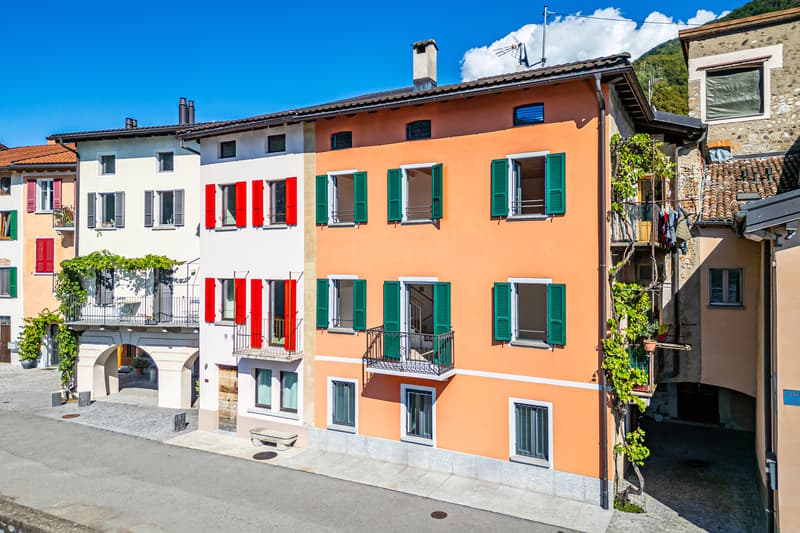 Affascinante casa ticinese fronte lago (4)