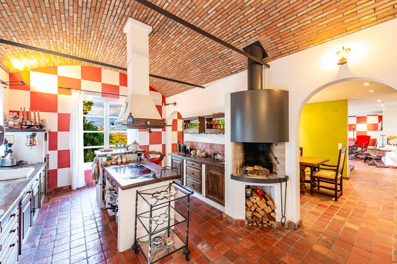 Esclusiva villa con vista lago e parco privato di oltre 6.000 mq (11)