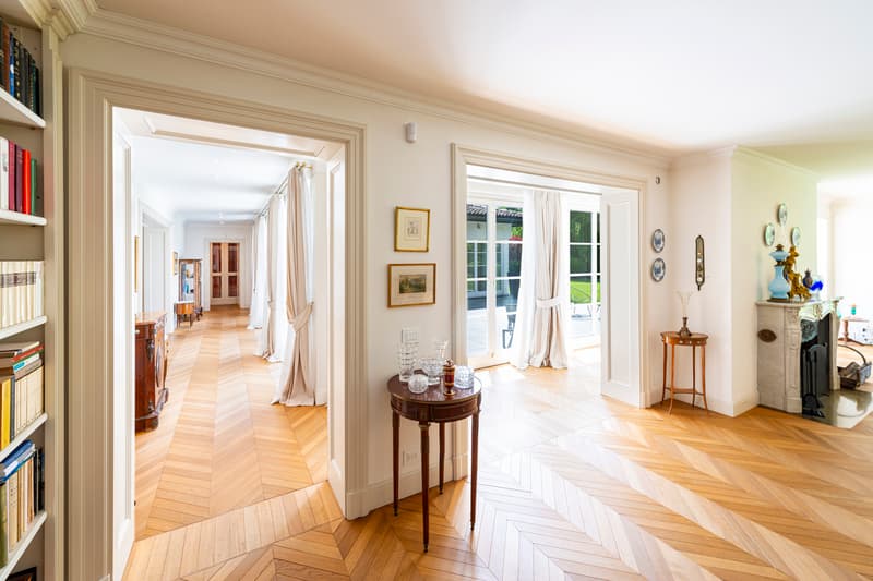 Elegante villa con piscina immersa nel verde (10)