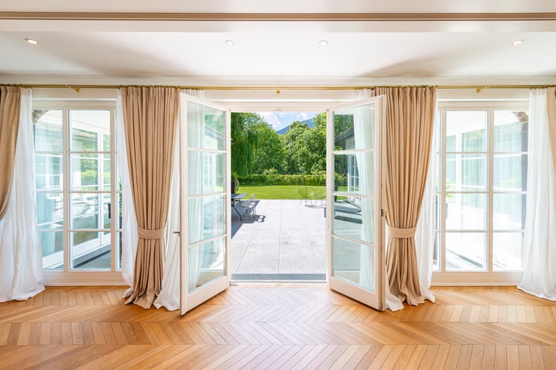 Elegante villa con piscina immersa nel verde (8)