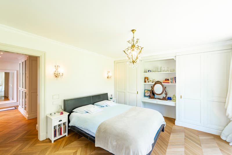 Elegante villa con piscina immersa nel verde (12)