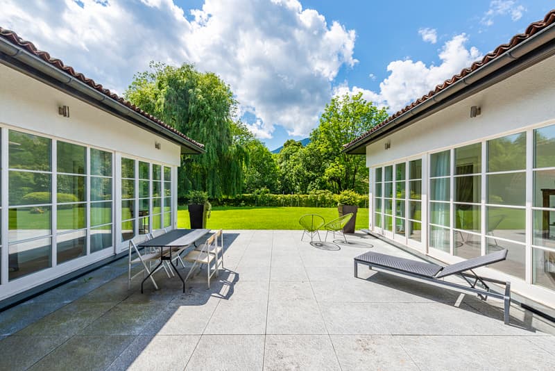 Elegante villa con piscina immersa nel verde (2)