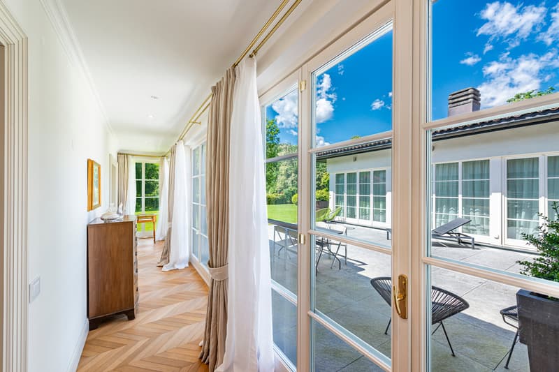 Elegante villa con piscina immersa nel verde (13)