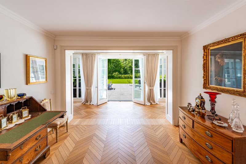 Elegante villa con piscina immersa nel verde (9)