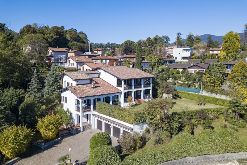 Villa in stile mediterraneo con potenziale edificatorio (1)