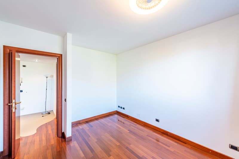 Pied-à-terre con vista lago giardino e piscina condominiale (8)