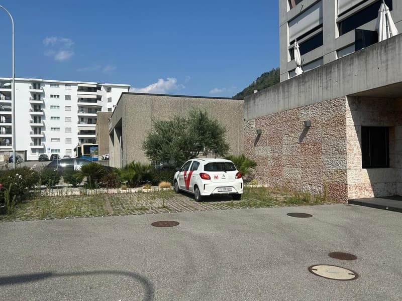 Ampio locale commerciale in zona strategica con 7 posti auto (8)