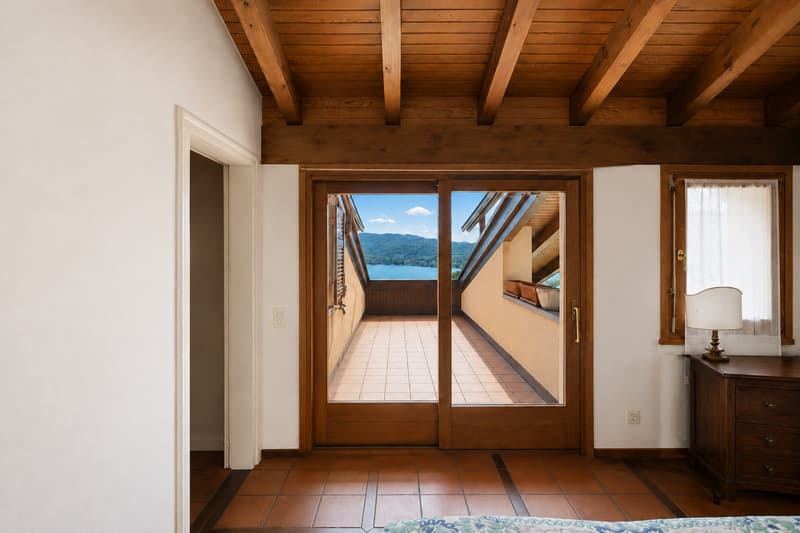 Attico mansardato con vista lago dominante (12)
