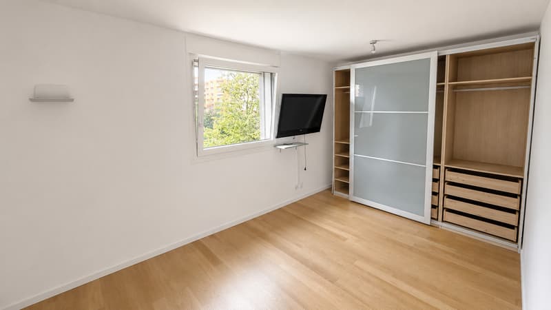 Moderno appartamento vista lago vicino al centro città (10)