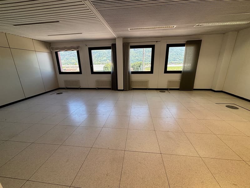 AFFITTASI A CADENAZZO SPAZIO COMMERCIALE DI CA. 78 mq (5)