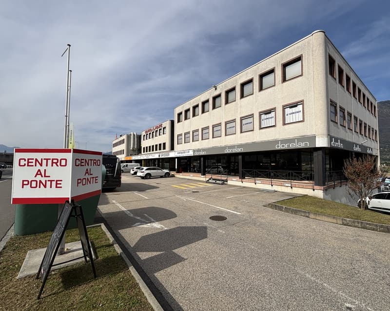 AFFITTASI A CADENAZZO SPAZIO COMMERCIALE DI CA. 78 mq (1)