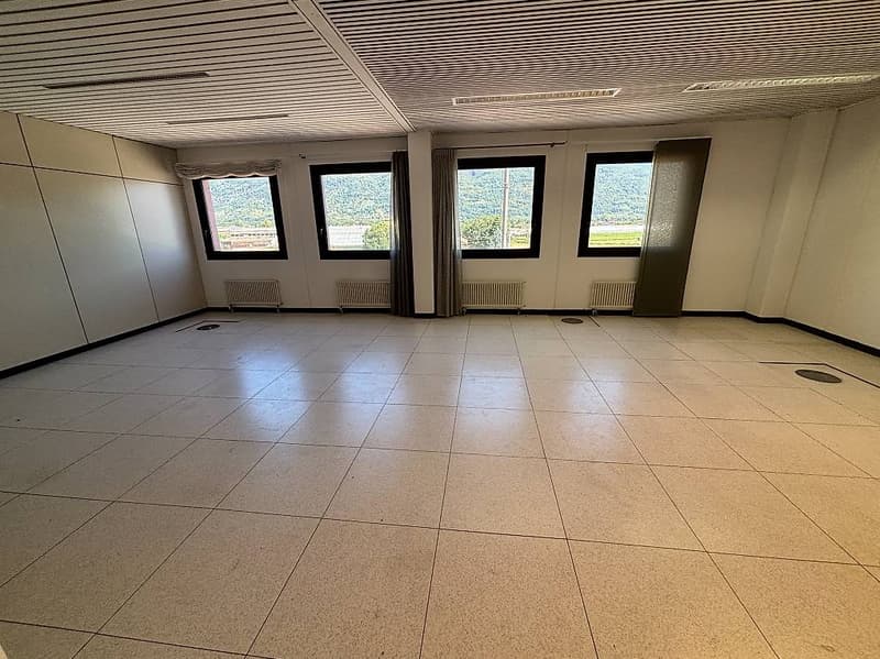 AFFITTASI SPAZIO COMMERCIALE DI CA. 78 mq A CADENAZZO (5)