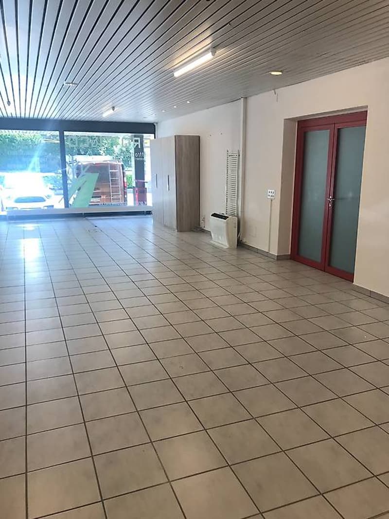 AFFITTASI A CADENAZZO SPAZIO COMMERCIALE CON VETRINA (120mq) (2)