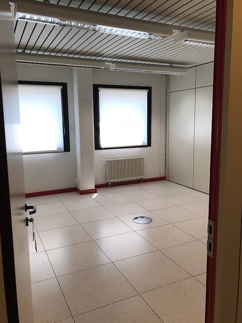AFFITTASI A CADENAZZO AMPIO SPAZIO COMMERCIALE DI 140+52 mq (5)