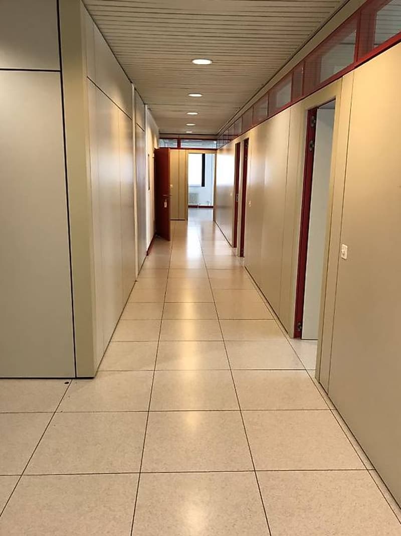 AFFITTASI A CADENAZZO AMPIO SPAZIO COMMERCIALE DI 140+52 mq (4)
