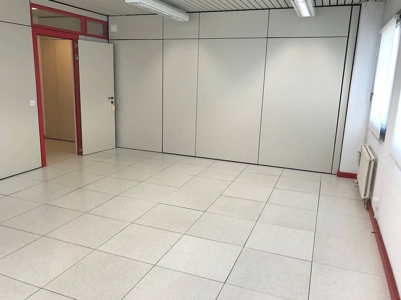 AFFITTASI A CADENAZZO AMPIO SPAZIO COMMERCIALE DI 140+52 mq (7)