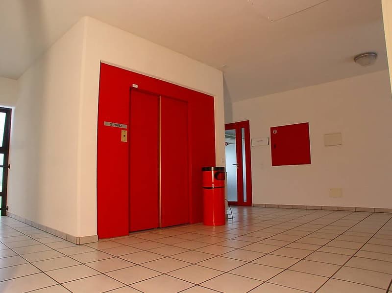 AFFITTASI A CADENAZZO AMPIO SPAZIO COMMERCIALE DI 140+52 mq (3)