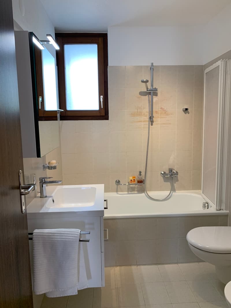 bagno con vasca e finestra