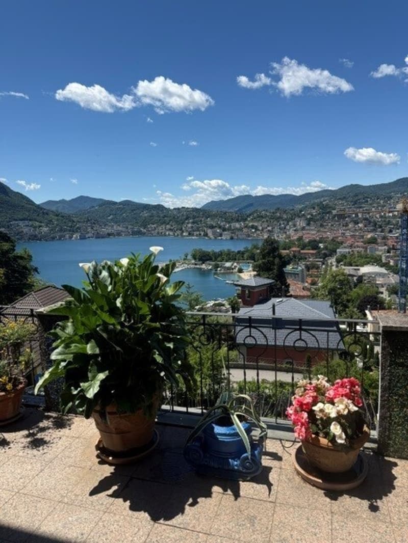 vista lago e città / Blick auf den See und die Stadt / lake and city view