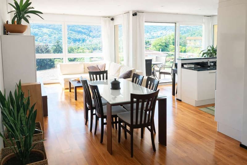 ampio soggiorno con grandi vetrate e vista sulla montagne circostanti / großes Wohnzimmer mit großen Fenstern und Blick auf die umliegenden Berge / Large living room with large windows and views of