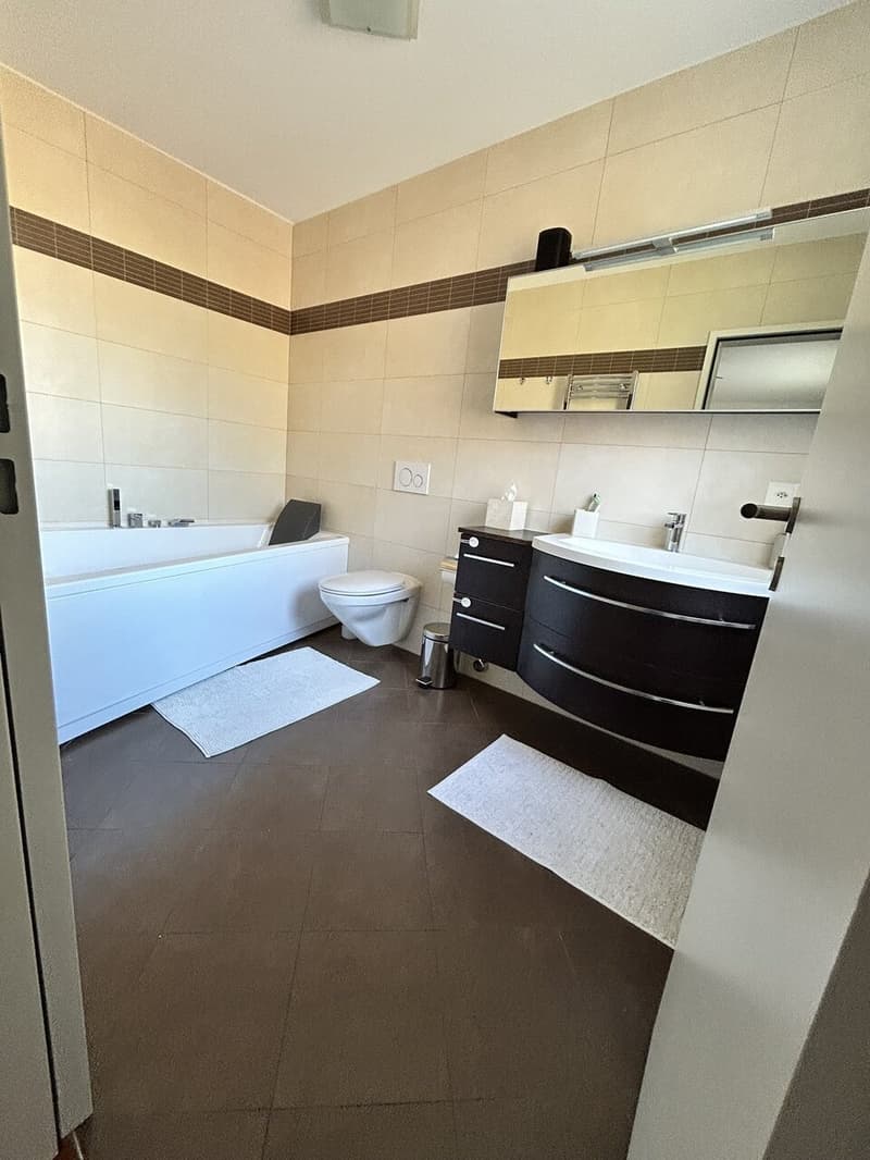 bagno padronale con vasca / Hauptbadezimmer mit Badewanne / master bathroom with bathtub