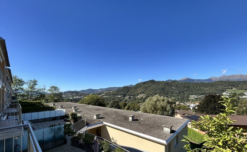 vista dall'appartamento, vista nel verde e sulle montagne / Blick aus der Wohnung, Blick ins Grüne und auf die Berge / view from the apartment, view into the greenery and mountains