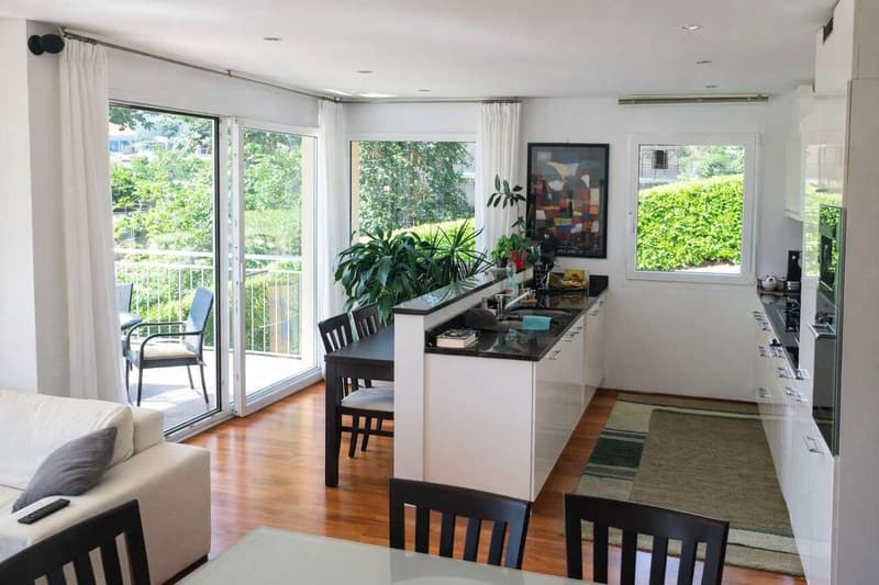cucina open space con uscita sulla terrazza coperta con splendida vista nel verde / offene Küche mit Ausgang zur überdachten Terrasse mit schönem Blick ins Grüne / Open-plan kitchen with exit to t