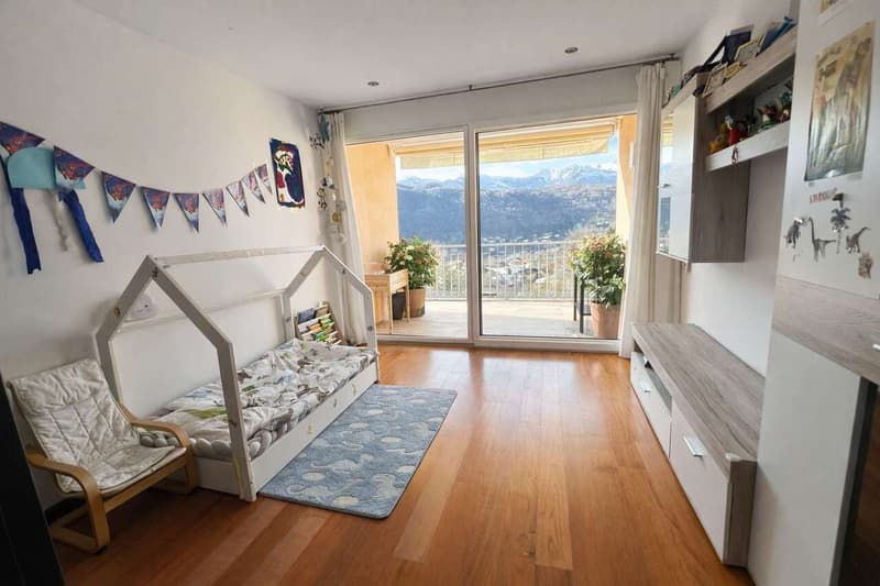 seconda camera da letto con balcone e vista aperta / zweites Schlafzimmer mit Balkon und freiem Blick / second bedroom with balcony and open view
