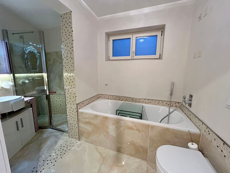 bagno padronale con vasca e doccia / Hauptbadezimmer mit Badewanne und Dusche / master bathroom with bathtub and shower
