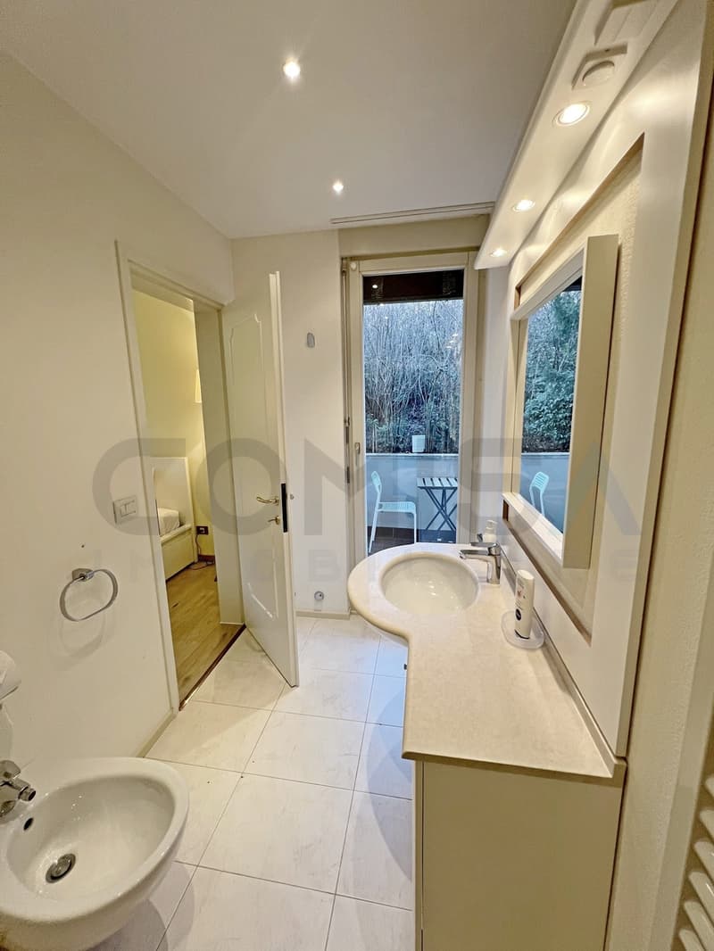 bagno con balcone e vista nel verde / Badezimmer mit Balkon und Blick ins Grüne / bathroom with a balcony and a view of the greenery