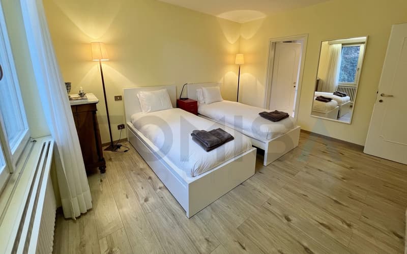 camera da letto con bagno / Schlafzimmer mit Bad / bedroom with a bathroom