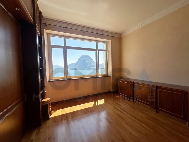 camera padronale con due cabine armadio e bagno en suite / Hauptschlafzimmer mit zwei begehbaren Kleiderschränken und eigenem Bad / master bedroom with two walk-in closets and an en suite bathroom
