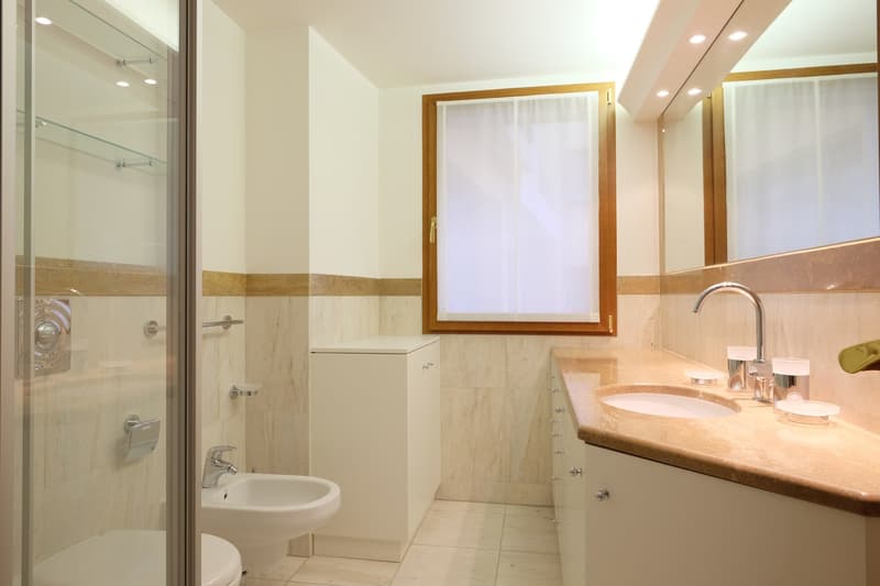 Affittasi appartamento di alto standing, lungolago Lugano al 3° Piano (12)
