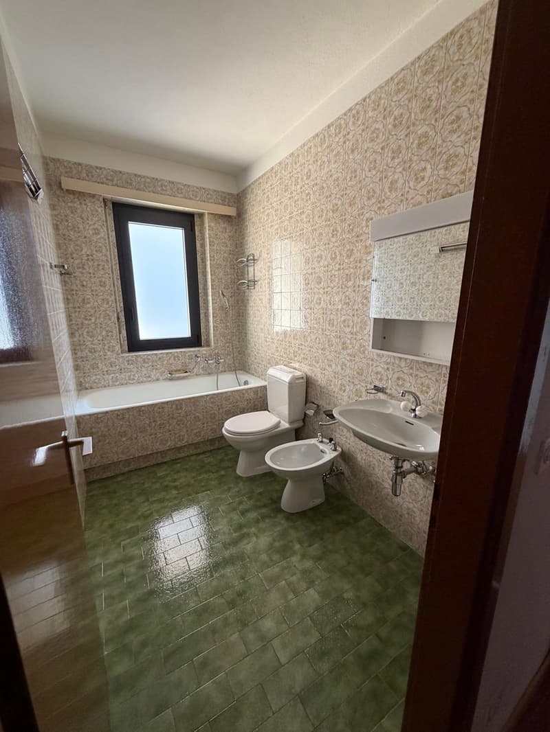 Bathtub, bidet, toilet, sink with mirror, wall-mounted faucet